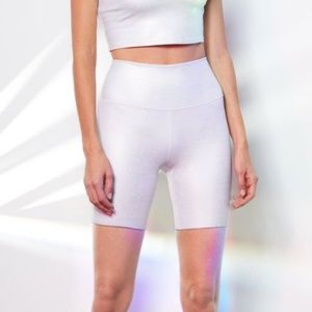 Alo ‘High-Waist Shine Biker Short’ in White sz S